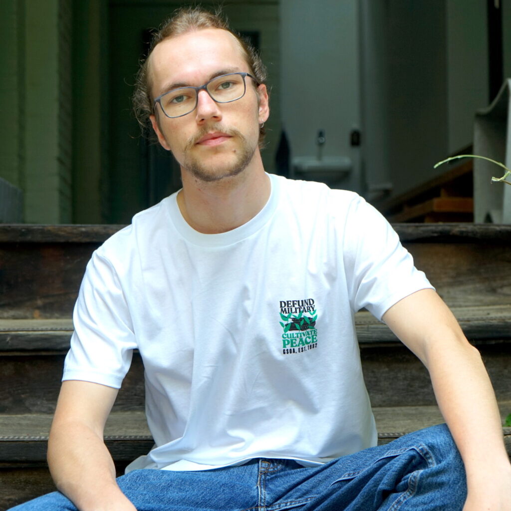 T-Shirt "Defund Military. Cultivate Peace" petit