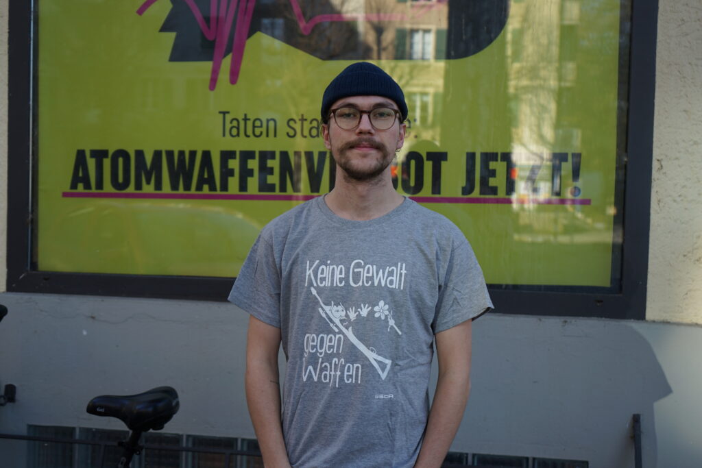 T-shirt avec la caricature de Gregor « Pas de violence contre les armes ».