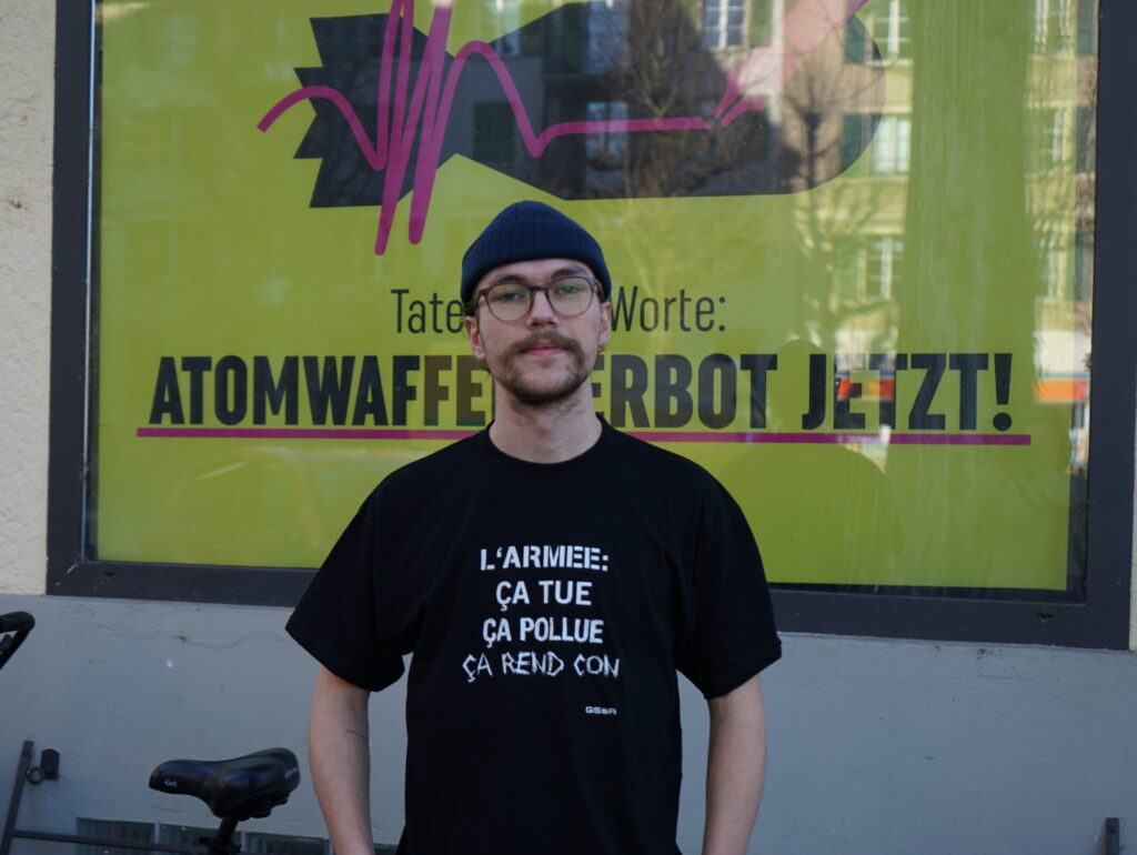T-shirt «L'armée : ça tue, ça pollue, ça rend con»