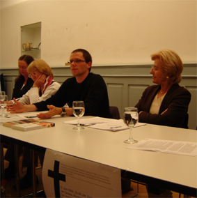 von links nach rechts: Irena Brezna, Journalistin; Natalia Nelidowa, russ. Menschenrechtlerin; Hanspeter Bigler, Gesch&auml;ftsf&uuml;hrer Gesellschaft f&uuml;r bedrohte V&ouml;lker; Rosmarie Zapfl, Nationalr&auml;tin und Mitglied des Europarates
